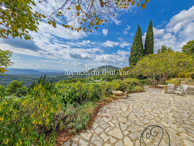 Propriété - 477 m² - 8 pièces