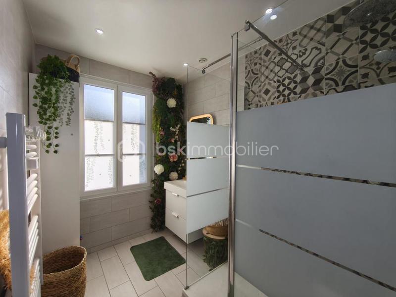 Maison traditionnelle - 251 m² - 7 pièces