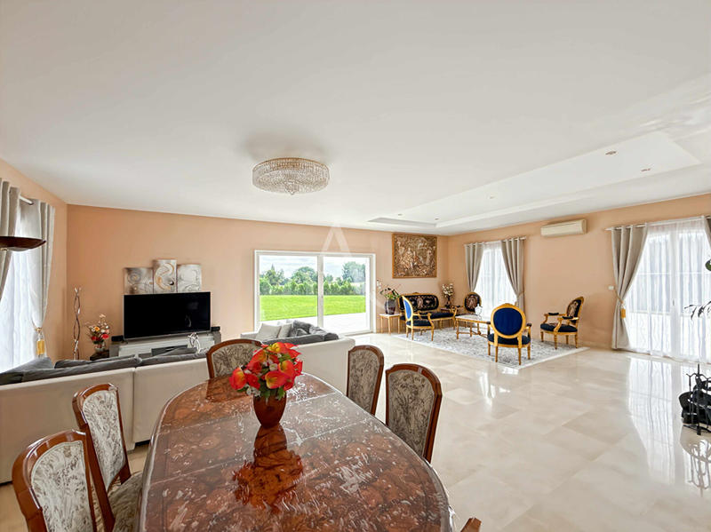 Maison - 328 m² - 8 pièces