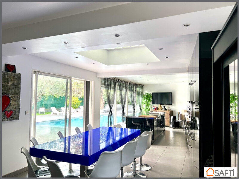 Maison - 279 m² - 9 pièces