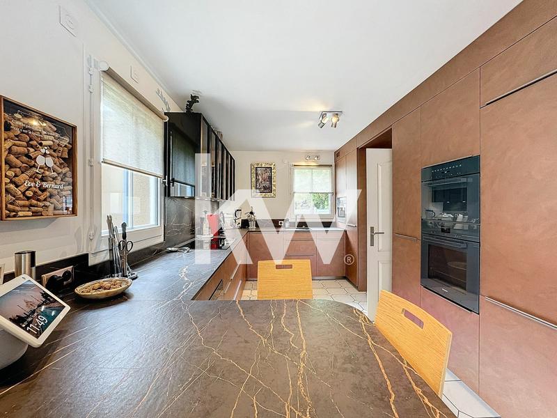 Maison - 213 m² - 8 pièces