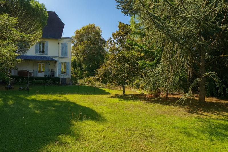 Propriété - 363 m² - 9 pièces