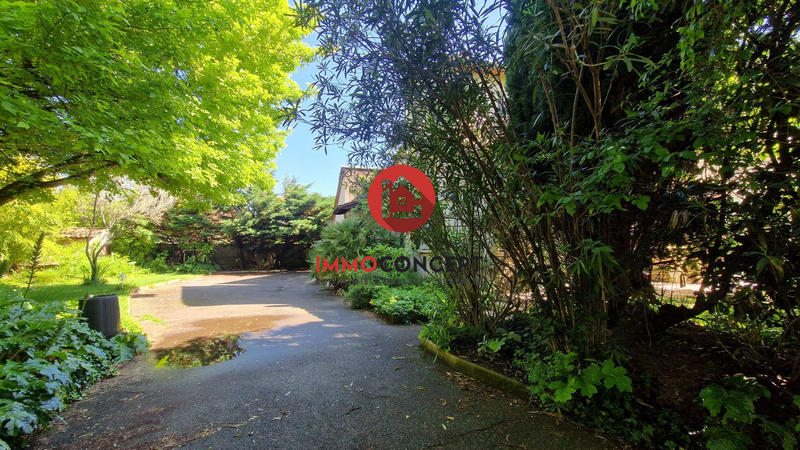 Maison traditionnelle - 221 m² - 9 pièces