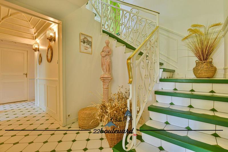 Maison - 220 m² - 7 pièces