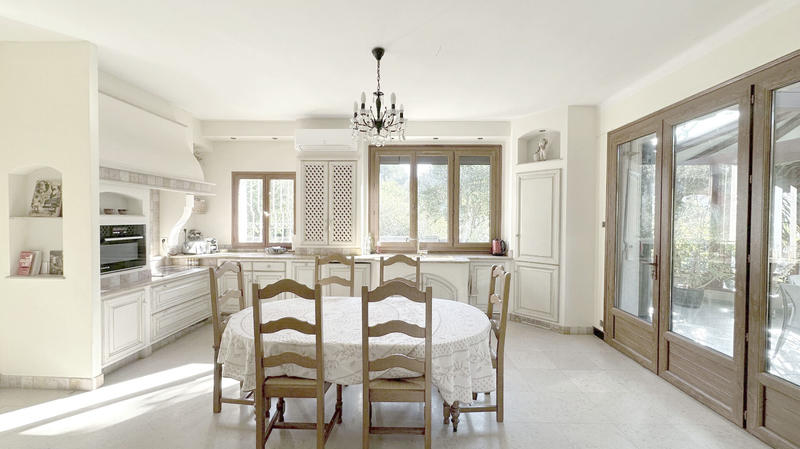 Maison - 260 m² - 10 pièces