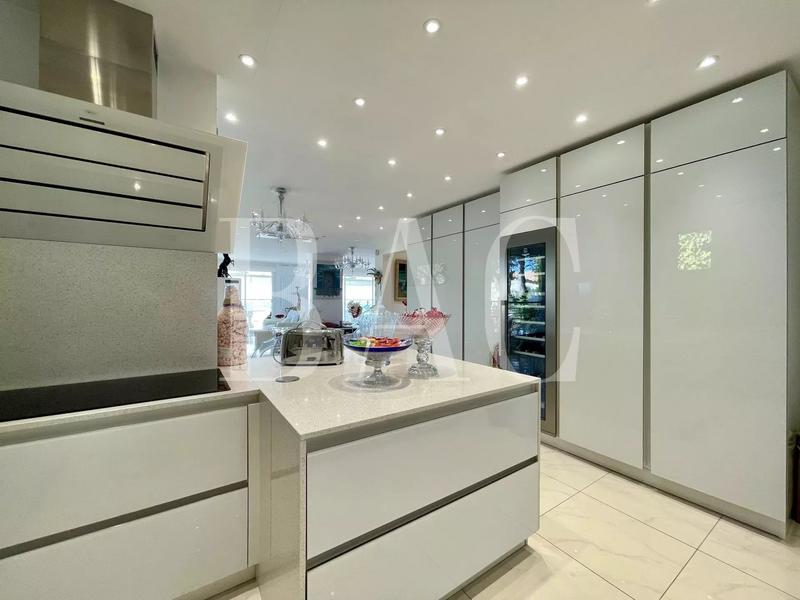 Appartement - 210 m² - 5 pièces