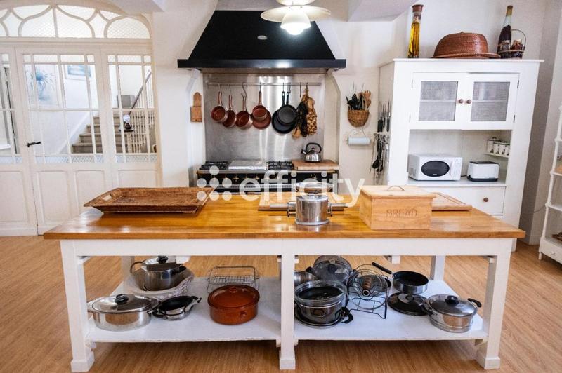 Maison - 277 m² - 12 pièces