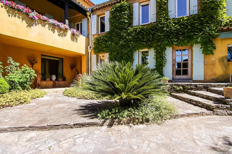 Maison - 368 m² - 10 pièces