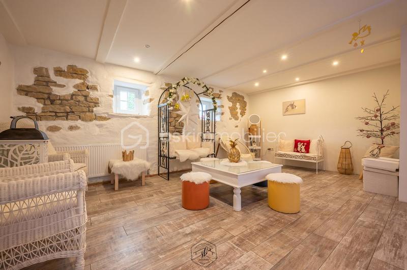 Maison - 238 m² - 8 pièces