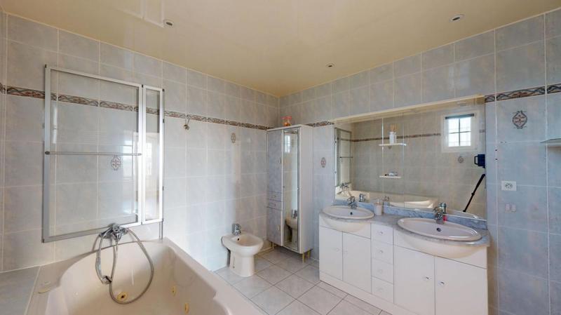 Maison - 300 m² - 8 pièces