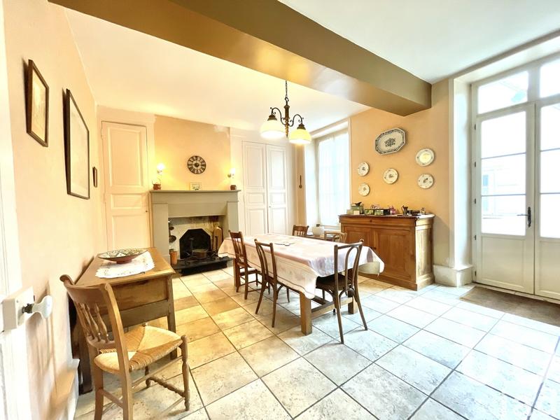 Maison - 245 m² - 11 pièces