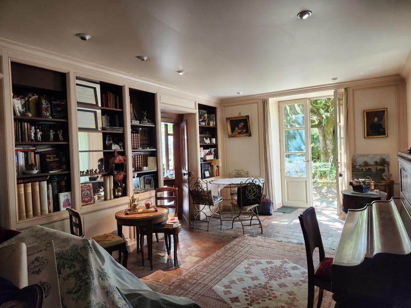 Propriété - 250 m² - 8 pièces