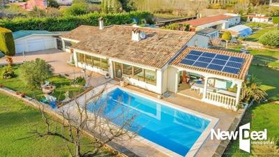 Maison - 220 m² - 8 pièces