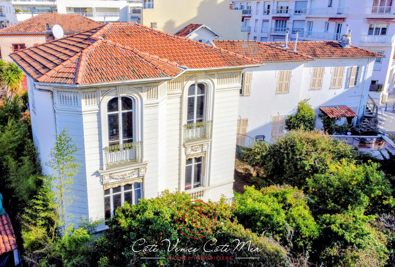 Maison - 290 m² - 12 pièces