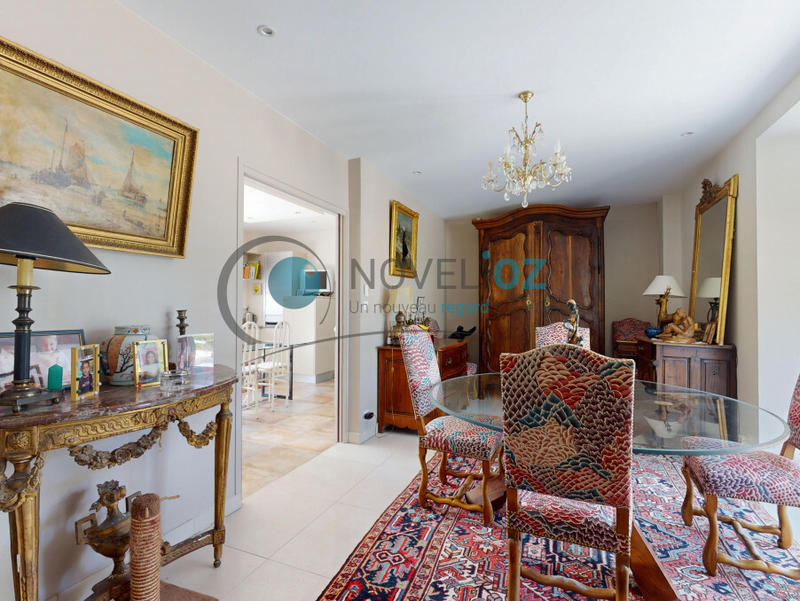 Maison - 225 m² - 9 pièces