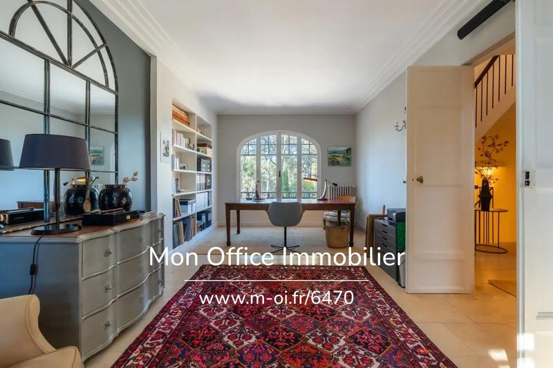 Propriété - 258 m² - 6 pièces