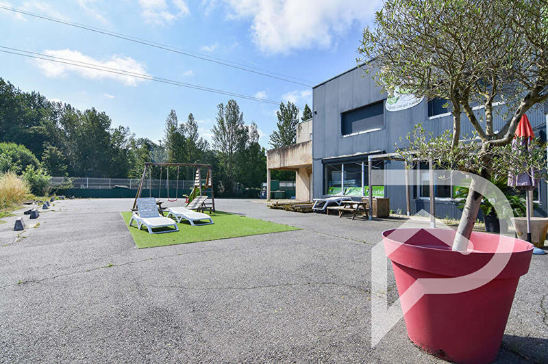 Local commercial - 2 100 m²