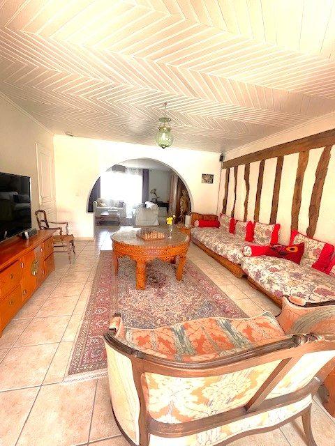 Maison - 203 m² - 10 pièces