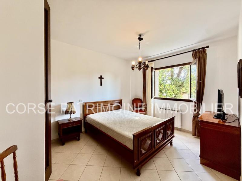 Maison - 225 m² - 12 pièces