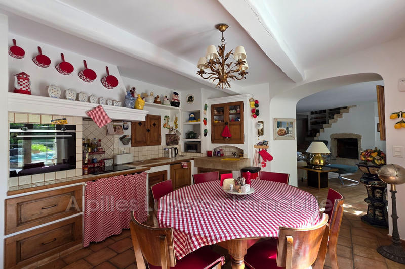 Maison - 242 m² - 6 pièces