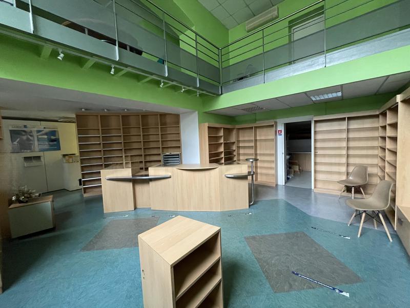 Local commercial - 240 m² - 6 pièces