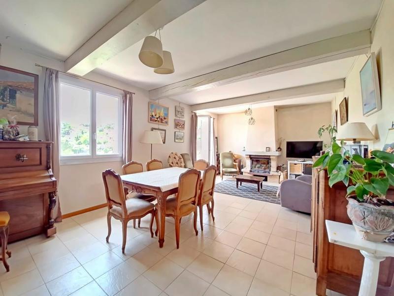 Maison - 180 m² - 8 pièces
