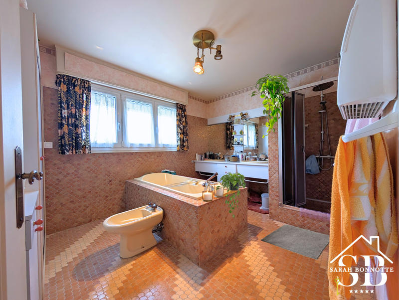 Maison - 334 m² - 10 pièces