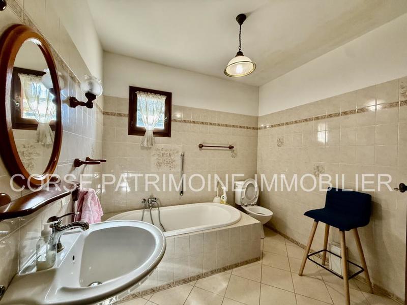 Maison - 225 m² - 12 pièces