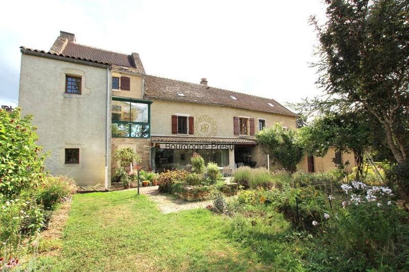 Propriété - 263 m² - 8 pièces