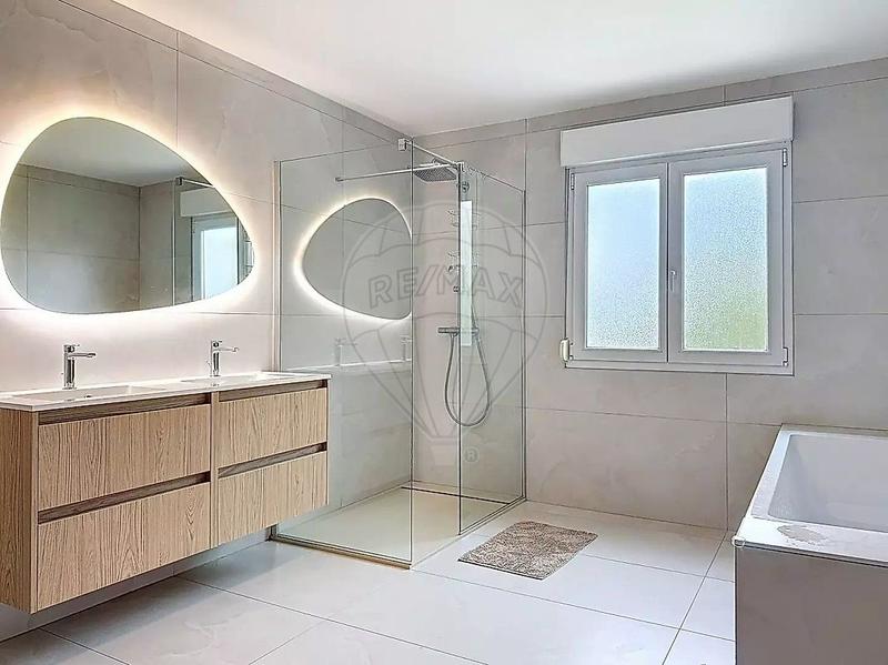 Maison - 220 m² - 7 pièces