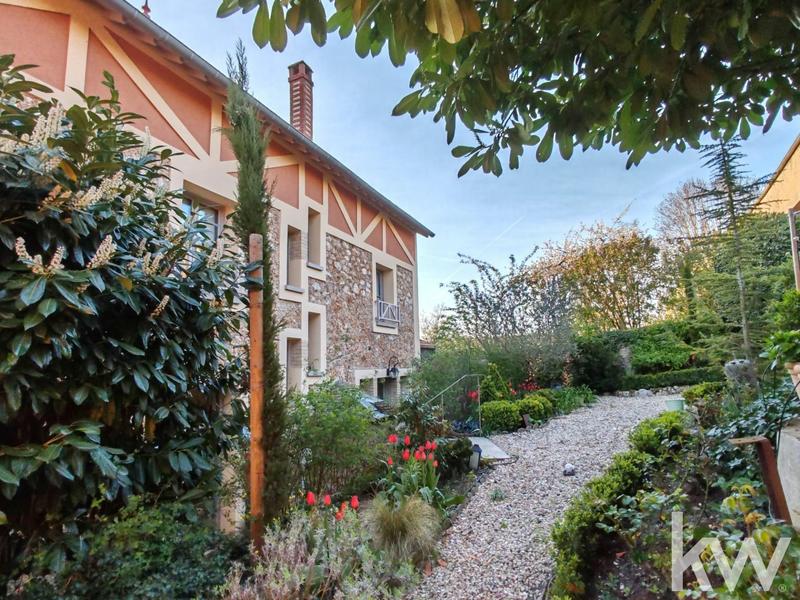 Maison - 220 m² - 8 pièces