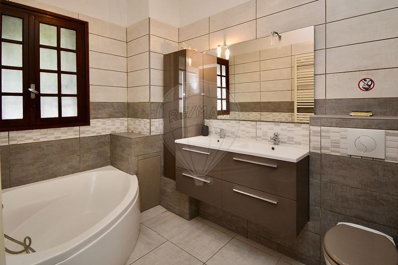 Propriété - 213 m² - 9 pièces