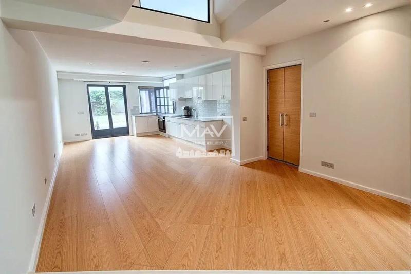 Maison - 210 m² - 8 pièces