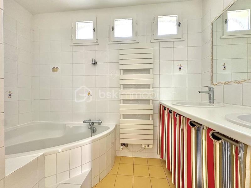 Maison - 241 m² - 10 pièces