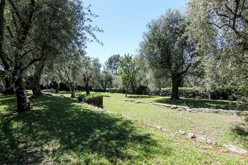 Maison - 368 m² - 10 pièces