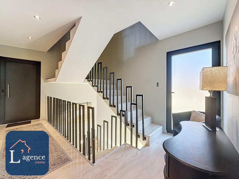 Maison - 202 m² - 8 pièces