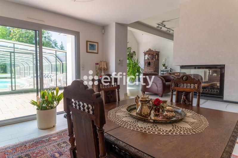 Maison - 232 m² - 11 pièces