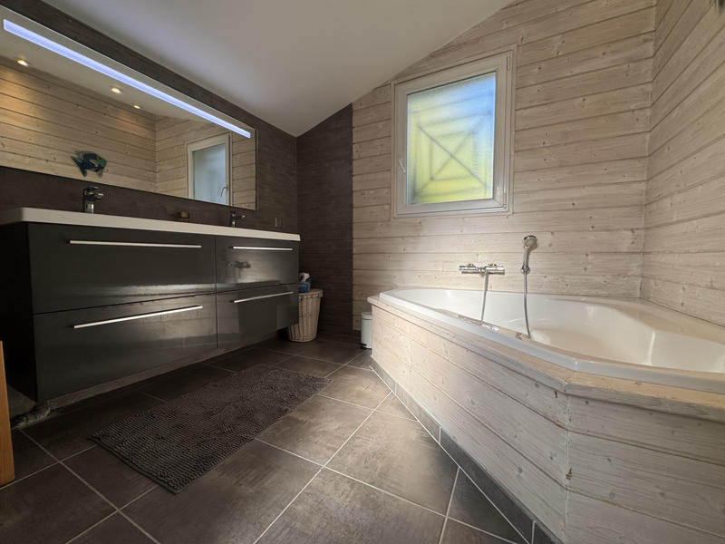 Maison - 290 m² - 9 pièces