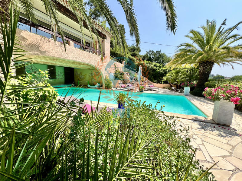 Maison - 233 m² - 10 pièces