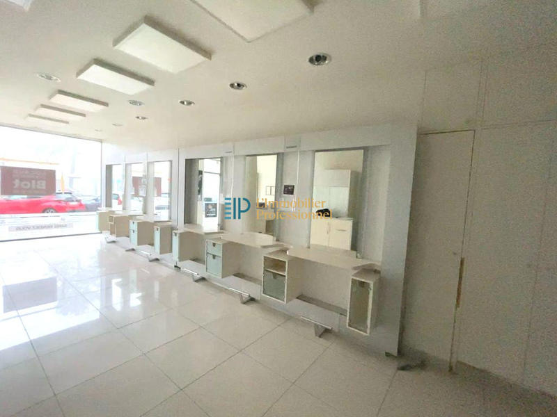 Local commercial - 80 m² - 3 pièces