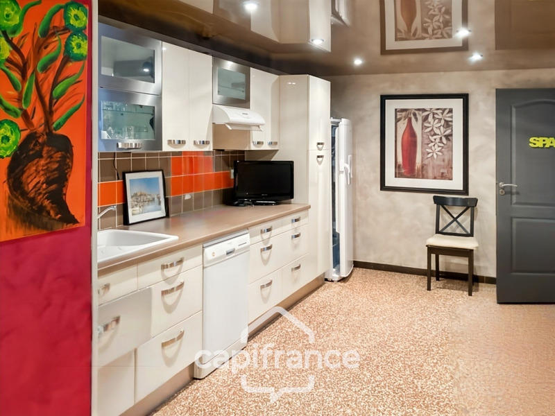 Maison - 273 m² - 9 pièces