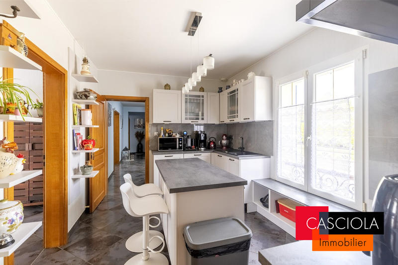 Maison - 212 m² - 9 pièces