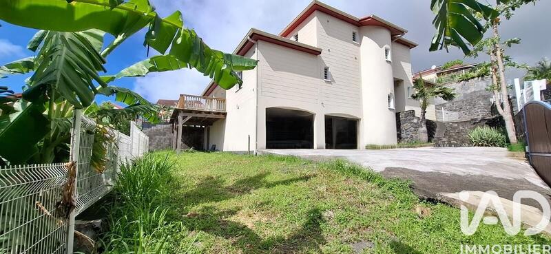 Maison - 241 m² - 9 pièces