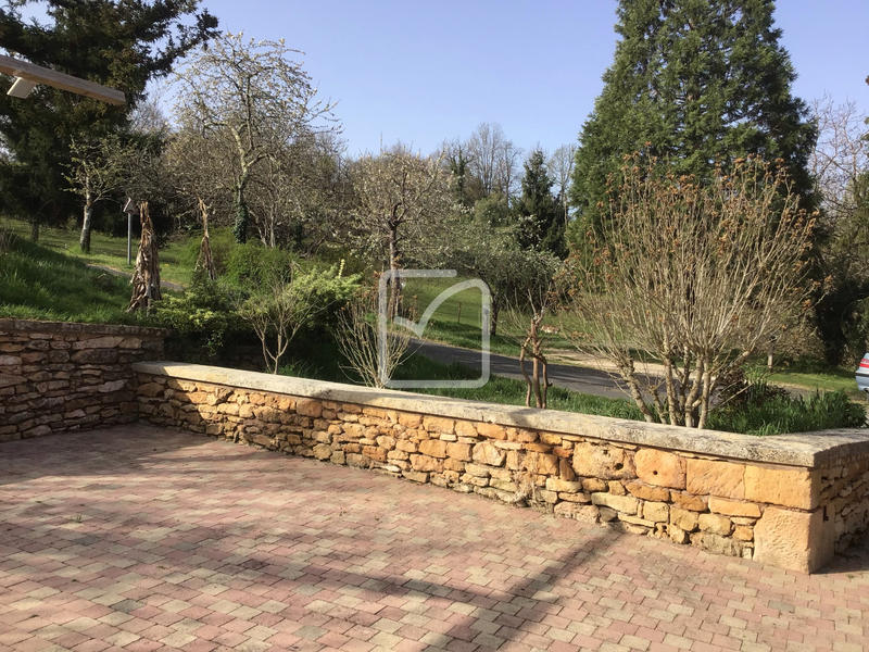 Maison - 1 481 m² - 65 pièces