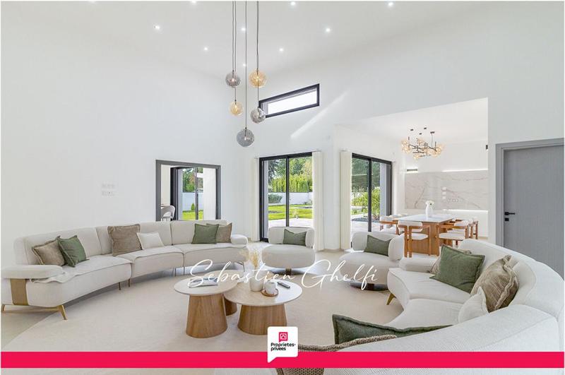 Maison - 220 m² - 9 pièces