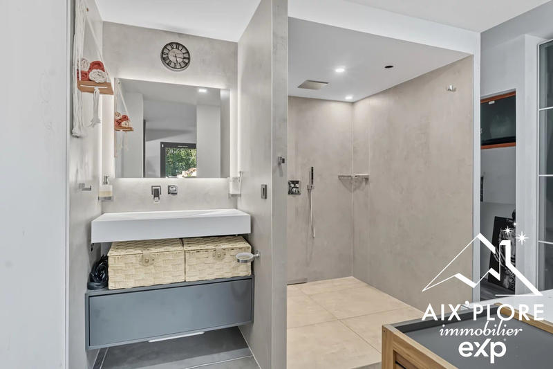 Maison - 230 m² - 6 pièces