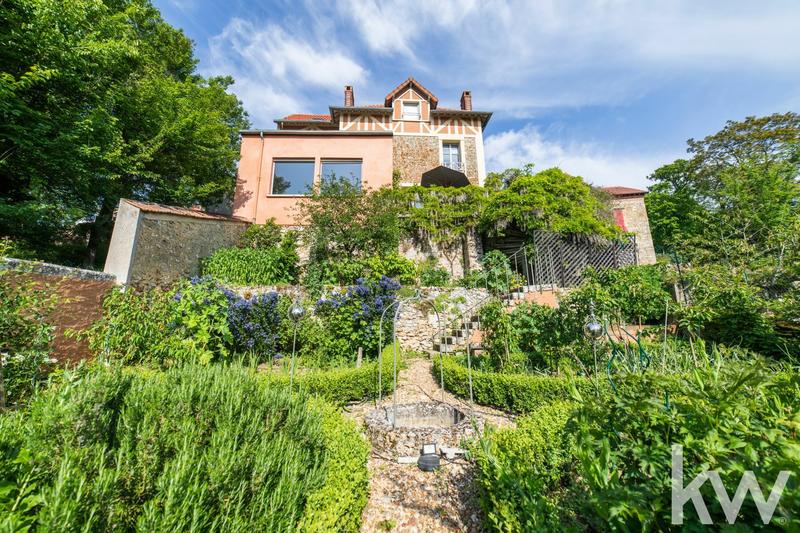 Maison - 220 m² - 8 pièces