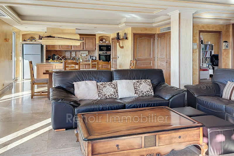 Maison - 240 m² - 8 pièces