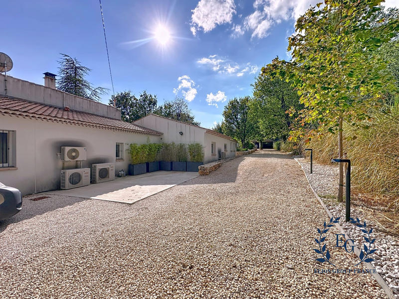 Maison traditionnelle - 207 m² - 7 pièces