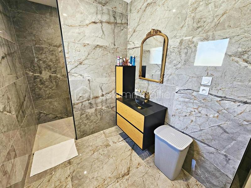 Maison - 255 m² - 6 pièces